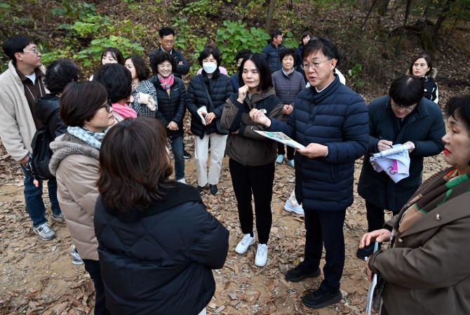 이민근 안산시장이 19일 상록구 사이동을 방문해 주민건의 청취 및 지역 현안해결을 위한‘시민과 함께, 가치토크’를 진행하고 있다. 사진=안산시