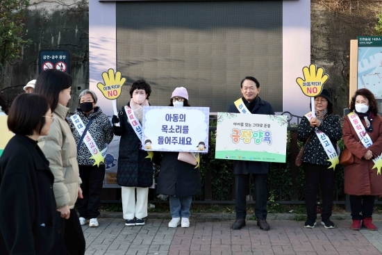 김찬진 동구청장이 아동학대 예방 연합캠페인에 동참하고 있다. 사진=인천 동구