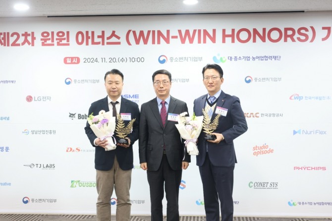 SK에코플랜트가 중소벤처기업부 주관 윈윈 아너스(Win-Win Honors) 우수사례 기업으로 선정됐다. 20일 열린 윈윈 아너스 기념패 수여식에서 정태수 SK에코플랜트 구매담당임원(맨 오른쪽), 원영준 중소벤처기업부 소상공인정책실장(가운데), 이택진 티제이랩스 대표(맨 왼쪽)가 기념촬영을 하고 있는 모습. 사진=SK에코플랜트