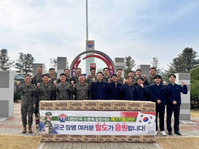 팔도 '나눔봉사단'이 ‘제7기동군단’을 방문해 라면 3만 2000개를 기부했다.  /사진=팔도 나눔봉사단 