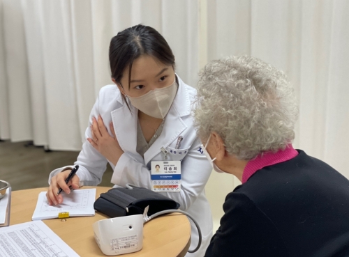 분당자생한방병원 의료진이 한솔종합사회복지관에서 어르신의 건강 상태를 점검하고 있다. 사진=자생한방병원