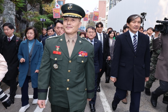 해병대 채상병 순직사건 수사 관련 항명과 상관 명예훼손 혐의로 기소된 박정훈 전 해병대 수사단장이 21일 서울 용산구 중앙지역군사법원에서 열리는 결심 공판에 출석하고 있다. 사진=연합뉴스