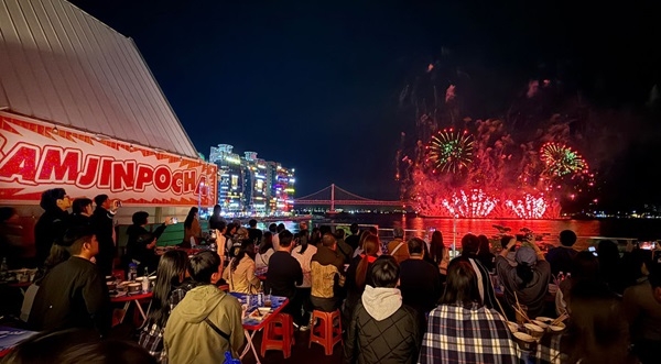 삼진포차 불꽃축제 현장 모습. 사진=삼진어묵