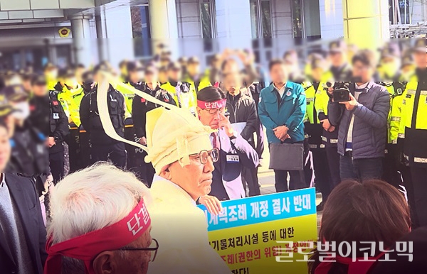 21일 정종복 기장군수(사진 가운데 피켓)가 부산시 도시계획조례 개정안저지를 위해 상복을 입고 나선 기장군민들의 하소연에 눈물을 훔치고 있다. 사진=강세민 기자