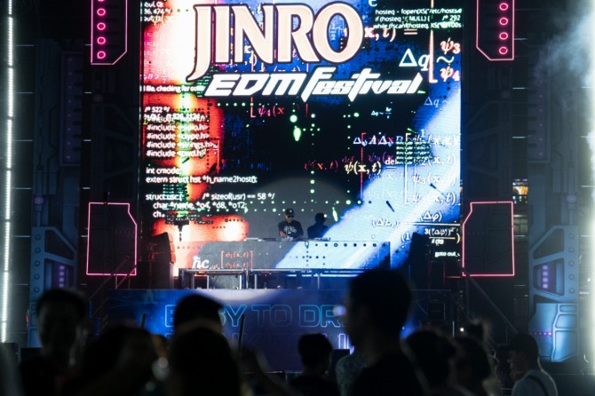 캄보디아 프놈펜 행사장에서 열린 진로(JINRO) EDM 페스티벌 현장  /사진=하이트진로