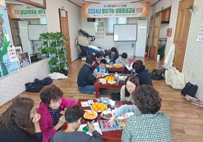 보성군은 지난 20일 조성면 수촌마을 어르신 10명이 6개월간 진행된 초등 2단계 성인문해교육의 마지막 수업을 성공적으로 마쳤다고 밝혔다.사진=보성군