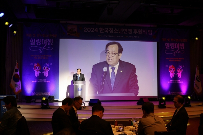 정훈 학교안전공제중앙회 이사장이  21일 서울 아모리스 역삼점에서 열린 한국청소년연맹(총재 임호영)의 창립 43주년 기념 후원의 밤 행사에 참석해 축사를 하고 있다. 사진=공제중앙회