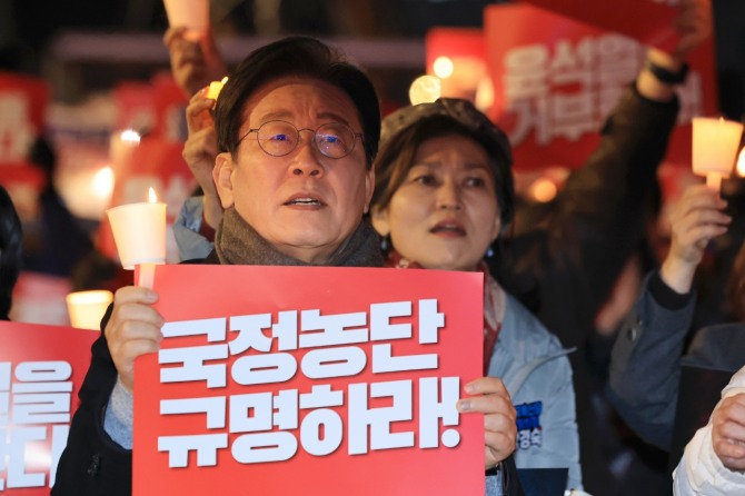 이번주 국회와 법조계의 주요 이슈가 몰아치면서 연말 여야의 대치가 최고조에 달할 것으로 전망된다. 더불어민주당 이재명 대표가 23일 오후 서울 종로구 광화문 북측광장 인근에서 열린 '김건희-채상병 특검 추진! 국정농단 규명! 윤석열을 거부한다 2차 시민행진'에 참석해 구호를 외치고 있다. 사진=연합뉴스