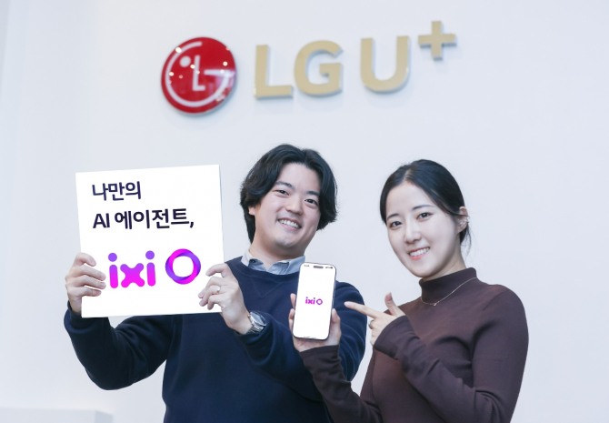 LG유플러스의 AI 통화 에이전트 서비스인 '익시오(ixi-O)'가 출시 열흘 만에 다운로드 10만건을 돌파하자 LG유플러스 직원들이 익시오 다운로드 10만건 돌파를 소개하고 있다. 사진=LG유플러스