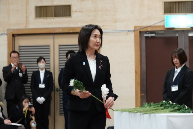 일본 외무성의 이쿠이나 아키코 외무성 정무관이 24일 오후 니가타현 사도섬 서쪽에 있는 사도시 아이카와개발종합센터에서 열린 '사도광산 추모식'에서 헌화하고 있다. 사진=연합뉴스