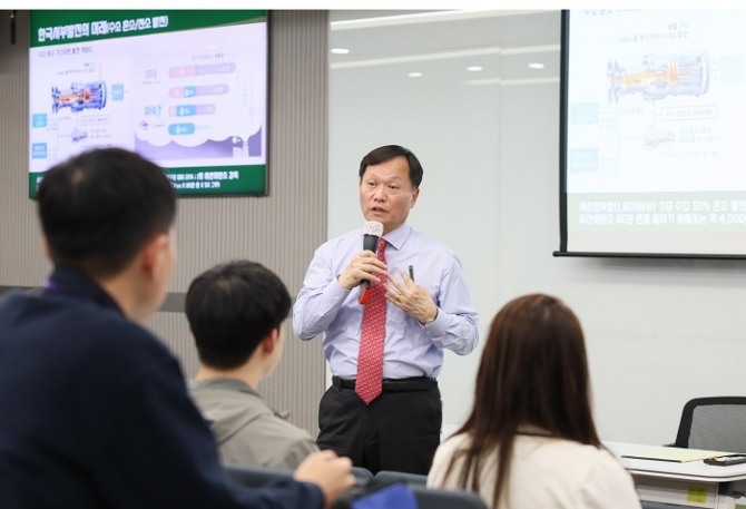 이정복 한국서부발전 사장은 지난 21일 대전 한국발전인재개발원에서 2024년 하반기 신입사원 35명을 대상으로 특별강연을 진행했다. 사진=서부발전