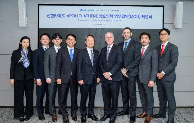 지난 22일 서울 중구 신한라이프 본사에서 진행된 업무 협약식에서 신한금융그룹 진옥동 회장(가운데)과 신한라이프 이영종 사장(왼쪽 네 번째)이 아폴로에셋매니지먼트 짐 젤터 공동회장(오른쪽 네 번째) 및 관계자들과 기념 촬영을 하고 있다. 사진=신한라이프