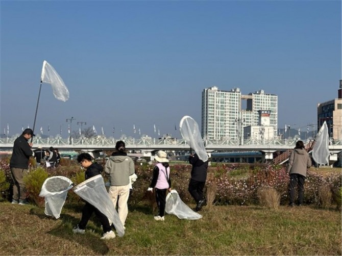 장흥군은 21일 장흥읍 탐진강변에서 ‘전문가와 함께하는 체험·탐사 프로그램’을 진행했다고 밝혔다. 사진=장흥군