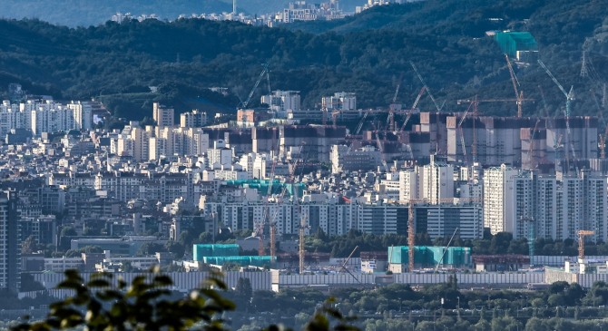 25일 금융감독원 전자공시시스템에 따르면 10대 건설사 가운데 올해 3분기 기준 영업이익률이 5%를 넘는 곳은 삼성물산 건설부문(5.2%) 한 곳이다. 서울 아파트 공사 현장 모습. 사진=뉴시스