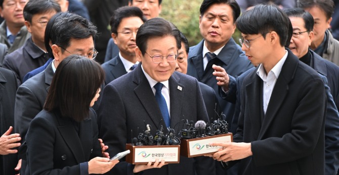 이재명 대표가 25일 오후 서울 서초구 서울중앙지법에서 열린 '위증교사' 혐의 사건 1심 선고 공판에 출석하며 법정으로 향하고 있다. 사진=연합뉴스.