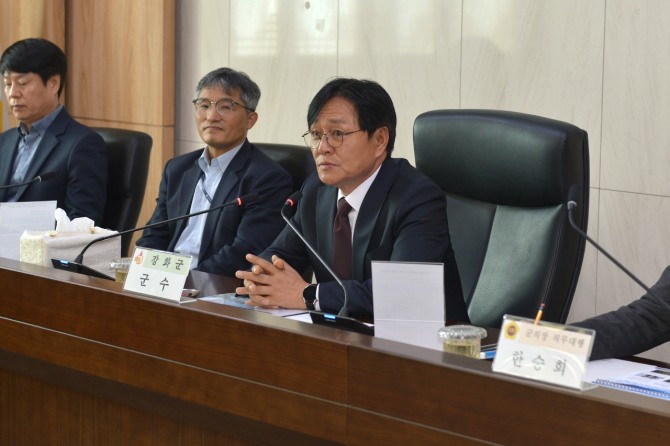 박용철 강화군수는 강화남단은 인천국제공항과의 뛰어난 접근성과 저렴한토지 조성원가로 기업 유치에 유리한 지역으로 그린바이오, 스마트농업, 인공지능 기반 모빌리티 및 해양래저 복합관광 산업 등 첨단 산업을 유치할 계획이라고 설명하고 있다.  사진=강화군