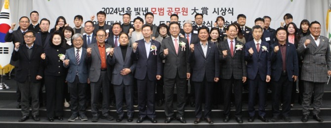 지난 22일 용인특례시 일간지 기자협의회 주최 '2024년을 빛낸 모범 공무원 시상식'이 열렸다. 