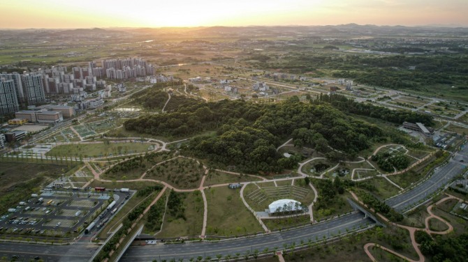 한국토지주택공사는 평택고덕 함박산 중앙공원이 국제 공모전에서 본상을 수상했다고 25일 밝혔다. 평택고덕 함박산 중앙공원. 사진=한국토지주택공사.