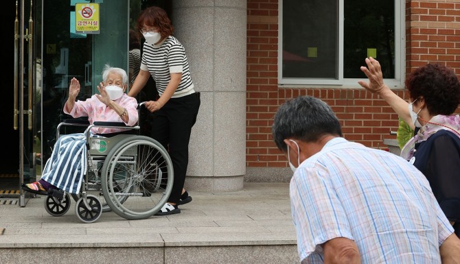 생보사들의 요양사업 진출이 가속화되고 있다. 사진=연합뉴스