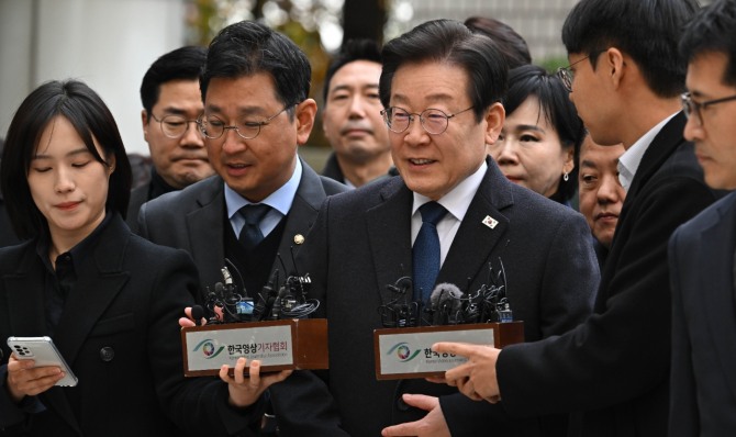 25일 오후 서울 서초구 서울중앙지법에서 열린 '위증교사' 혐의 사건 1심 선고 공판에 출석하며 법정으로 향하고 있다. 사진=연합뉴스.