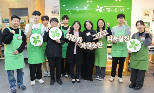 15일 한림대학교성심병원과 아름다운가게 안양점 관계자들이 ‘아름다운 하루’ 행사 후 기념 촬영을 하고 있다. 김은경 한림대성심병원 사회사업팀장(왼쪽 일곱 번째)과 최광은 아름다운가게 경인사업국장(왼쪽 여덟 번째). 사진=한림의료원