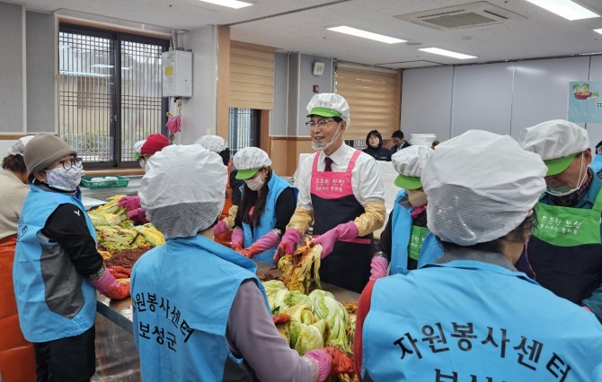 전남 보성군 조성면은 지난 20일 동로현복지센터에서 조성면 여성자원봉사회에서 사랑의 김장 김치 나눔 봉사를 실시했다. 사진=보성군