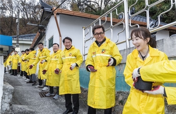 함진규 한국도로공사 사장(오른쪽 두번째)과 임직원들이 지난 25일 경북 사회복지공동모금회와 함께 한파를 앞두고 연탄 난방에 의존하는 고령자와 취약계층을 위해 ‘온기가득 연탄 나눔’ 봉사활동을 진행했다. 사진=도로공사