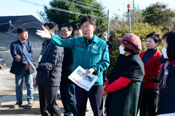 이민근 안산시장이 지난 25일 상록구 반월동을 방문해 주민 건의 청취 및 지역 현안 해결을 위한‘시민과 함께, 가치토크’를 개최했다. 사진=안산시