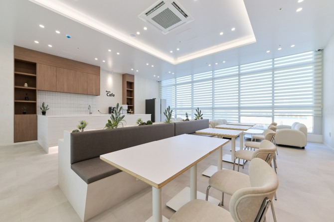 지난해 11월 개소한 삼성 희망디딤돌 충북센터 개소식에서 공개된 북카페 내부 모습. 사진=삼성