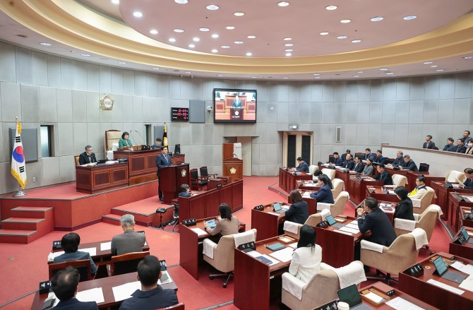 임병택 시흥시장이 26일 시의회에서 열린‘제323회 시흥시의회 정례회’에서 2025년 시정 운영 방향을 발표하고 있다. 사진=시흥시