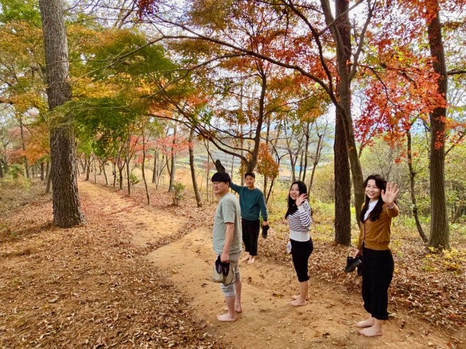 보성군은 보성읍 주민생활권 내 옛 국도와 보성역 공한지 및 주변 산림 등을 활용해 다양한 기능의 도시 숲과 맨발로 산책길 등을 대대적으로 조성해 주민들로부터 큰 호응을 얻고 있다. 사진=보성군