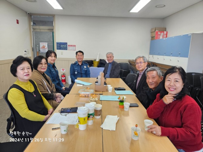 서창도서관 세미나실에서 서창지구대장과 시인들 모습. 사진=최재민 기자