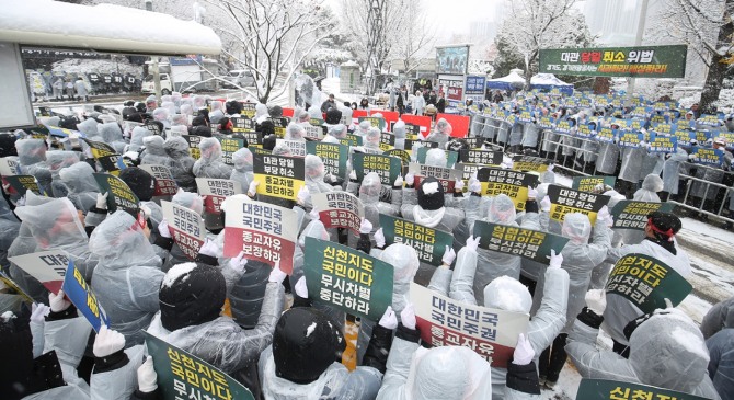 27일 경기도 수원시 장안구 경기관광공사 앞에서 ‘편파적인 종교탄압 규탄 결의대회’가 열리고 있다. 사진=신천지 요한지파