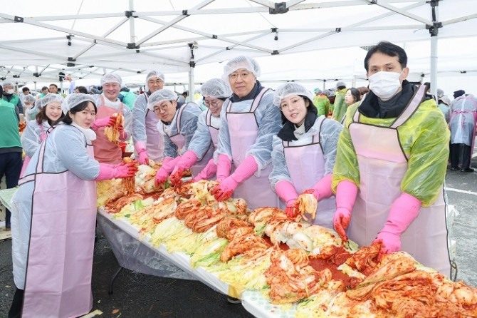 한국수력원자력 정용석 기획본부장을 비롯해 기획처 승격예정자 및 상생협력처 직원들이 김치 담그기 봉사활동을 하고 있다. 사진=한수원