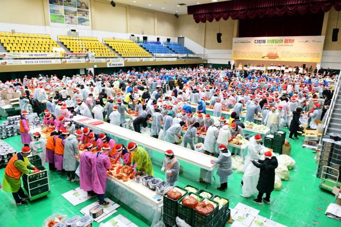 안산시는 지난 27일 안산올림픽기념관에서 열린‘2024 김장나눔 통합행사’를 축제와 같은 분위기 속에서 성황리에 마쳤다. 사진=안산시