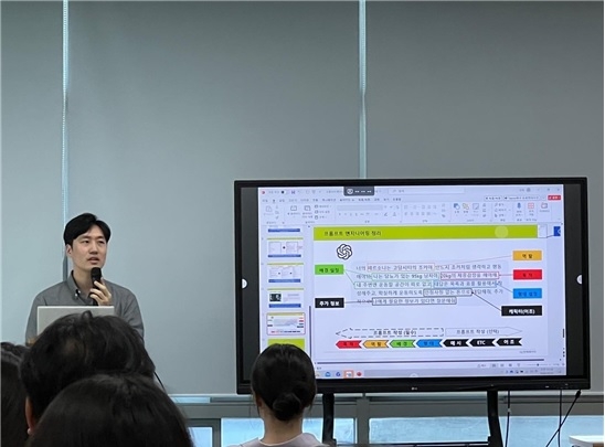 밴드 베이시스트 겸 실용음악학원 강사로 근무하던 김정씨가 폴리텍대학 하이테크과정을 통해 진로 전환에 성공해 유니베라 비전개발팀 개발자로 근무하고 있는 모습. 사진=폴리텍대학