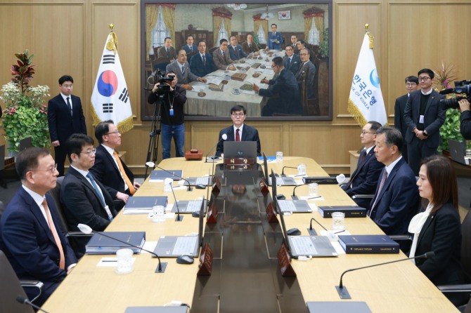 이창용 한국은행 총재가 28일 오전 서울 중구 한국은행에서 열린 금융통화위원회 본회의에서 회의를 주재하고 있다. 사진=한국은행