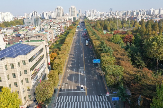 부평구는 ‘부평구 길주로 양버즘나무길’이 인천시가 선정한 2024년 인천 특화가로 조성사업 최우수기관으로 선정됐다고 28일 밝혔다.선정된 ‘부평구 길주로 양버즘나무길’은 부평구청 북측 0.8km 구간이다.   사진=부평구