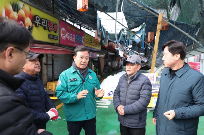 김성제 의왕시장이 28일 의왕도깨비시장 천장그늘막 붕괴사고 현장을 방문해 현장을 점검하고 있다. 사진=의왕시