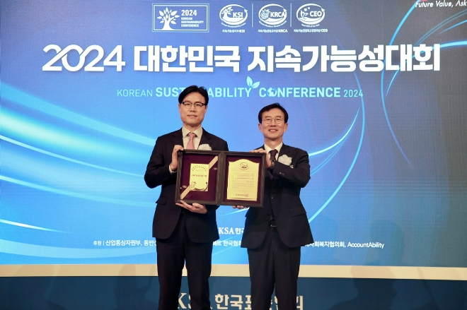 28일 서울 소공동 롯데호텔에서 열린 '2024 대한민국 지속가능성 대회'에서 성태무(왼쪽) DGB금융지주 그룹가치경영총괄 전무와 문동민 한국표준협회 회장이 기념 촬영을 하고 있다. DGB금융그룹은 이날 대한민국 지속가능성보고서상을 받아 최다 수상 기록을 달성했다. 사진=DGB금융