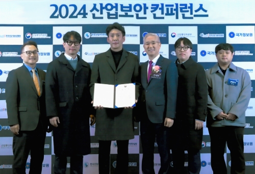  ‘2024 산업보안 컨퍼런스’에서 산업통상자원부장관 표창을 수상한 후 이상규 휴젤 준법지원사업부장(좌측에서 세 번째)이 전재현 한국산업기술보호협회 상임부회장(우측에서 세 번째)과 기념사진을 촬영했다. 사진=휴젤