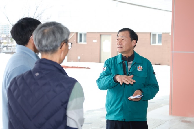 박태순 안산시의회 의장이 28일 지역 내 폭설 피해 현장을 방문해 관계자들과 대화하고 있다. 사진=안산시의회