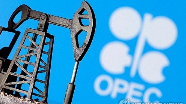 2020년 4월14일 석유수출국기구(OPEC) 로고 앞에 3D 프린팅된 오일 펌프 잭이 보인다.     사진=로이터/연합뉴스