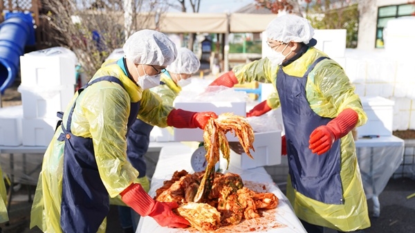 렛츠런파크 부산경남 임직원들이 지난달 27일 열린 김치나눔 봉사활동 모습. 사진=렛츠런파크 부산경남