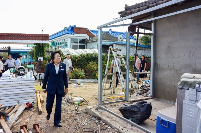 김경희 이천시장이 2024년 희망하우징 현장을 방문하고 있다. 사진=이천시