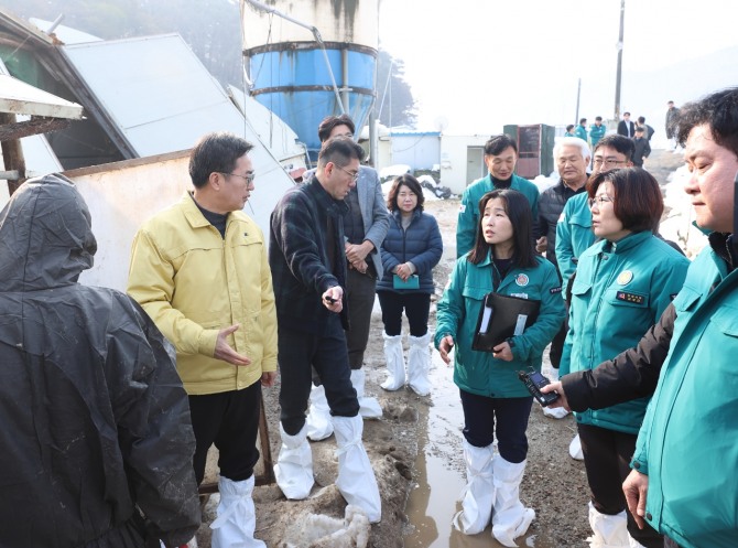 2일 오전 김동연 도지사가 김보라 안성시장, 윤종근 국회의원 등과 함께 양계장 대설피해지역 현장을 확인하고 있다. 사진=경기도