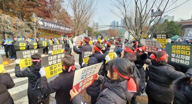 2일 오전 11시 30분 경기도 수원 경기관광공사 정문 앞에서 신천지예수교회 요한지파 신도들이 편파적인 종교탄압 규탄 집회를 열었다. 사진=이지은 기자