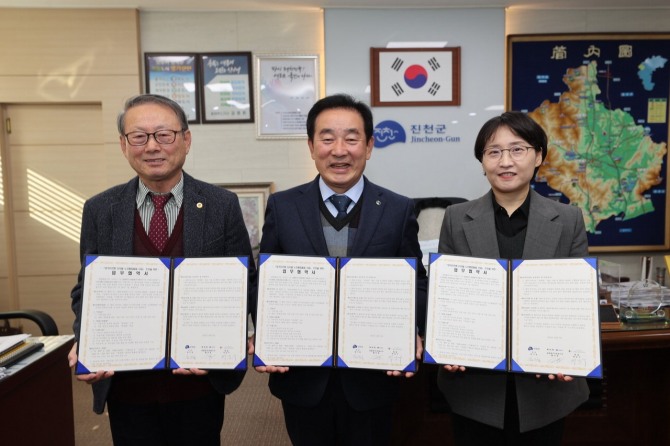 와플랫와 충북 진천군이 노인 의료·돌봄 시범사업을 위한 업무협약을 체결했다. 사진=와플랫