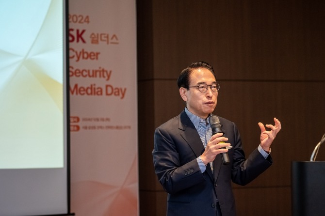 SK쉴더스 홍원표 부회장이 3일 삼성동 코엑스에서 열린 '2024 SK쉴더스 Cyber Security Media Day'에서 오프닝 연설을 하고 있다. 사진=SK쉴더스