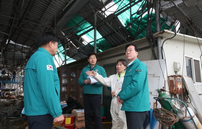 정명근 화성시장이 폭설 피해 현장을 방문했다. 사진=화성시